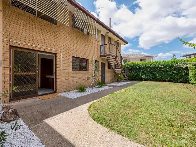 Large Ground Floor Apartment in Prime Palm Beach Location