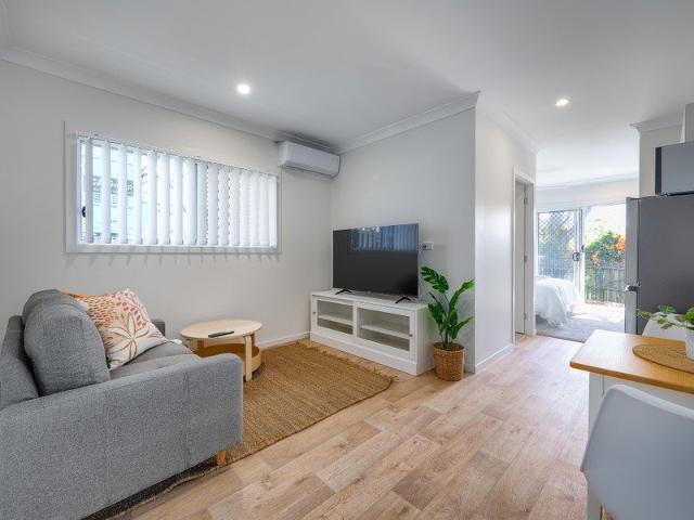 LARGE GROUND FLOOR, FENCED, FURNISHED, DESIGNER APARTMENT BILLS INCLUDED!