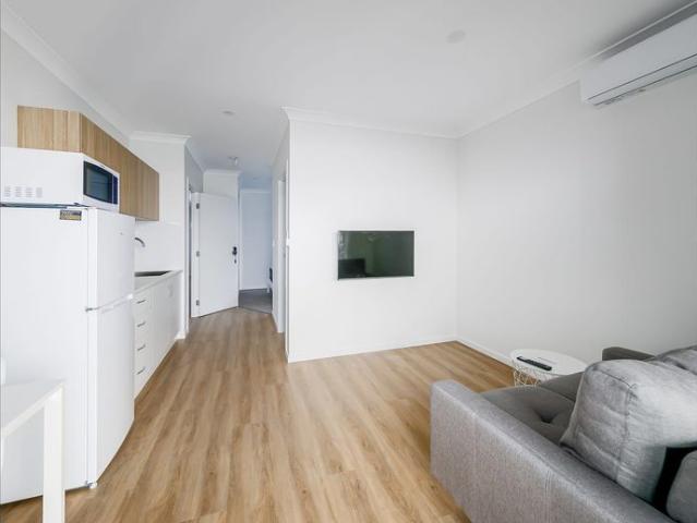 LARGE GROUND FLOOR, FENCED, FURNISHED, DESIGNER APARTMENT – BILLS INCLUDED!