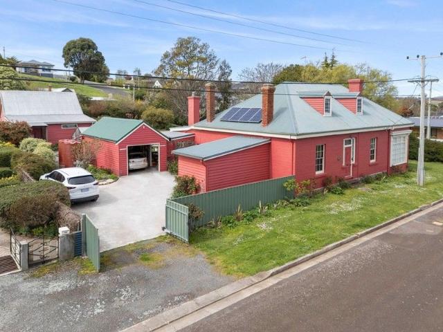 Large heritage listed double brick house in beautiful Deloraine