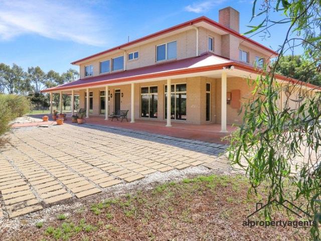 Large Home on Acreage Minutes from Horsham