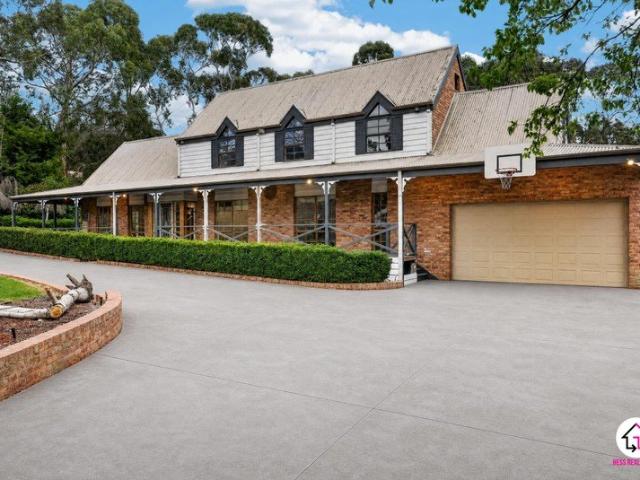 LARGE HOME ON AN ACRE IN AN IDEAL POSITION