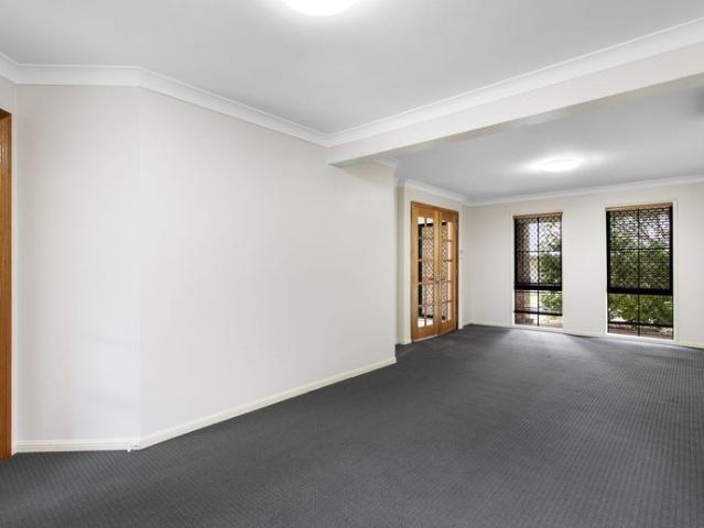 Large Home in a private street in North Lakes