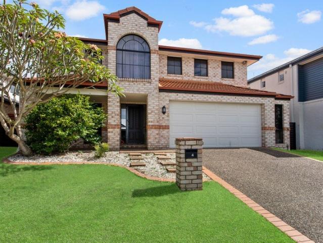 Large Home in a private street in North Lakes