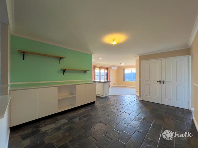 LARGE HOME IN CONVENIENT CENTRAL LOCATION !