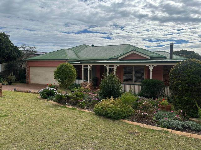 Large home in popular Middle Ridge!