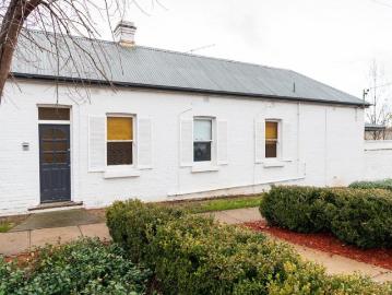 LARGE HOME IN TOWN CENTRE