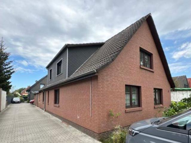 Large Holiday Home/Workers' House with 6 Bedrooms, 3 Bathrooms & 2 Living Rooms
