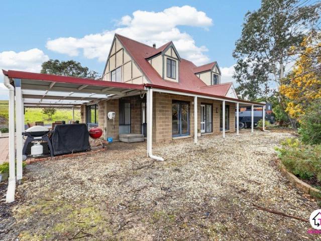 LARGE HOUSE ON 2.5 ACRES $750 PW AVAIL 1st October