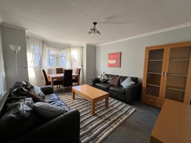 Large HMO flat with three double bedrooms in Dalry