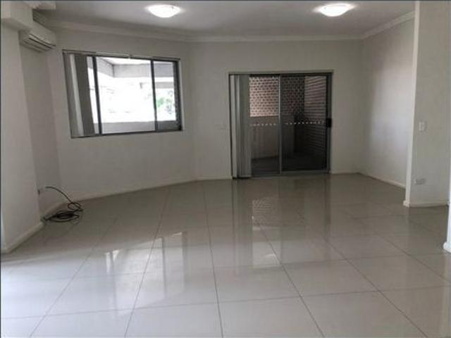 Large Internal Size & Courtyard Near Liverpool Westfield!