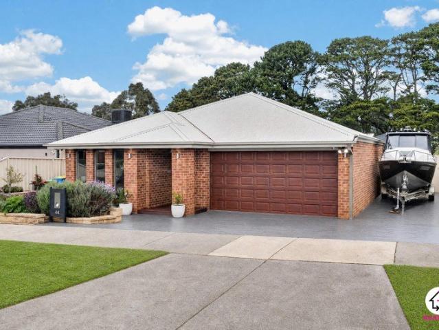 LARGE LAND AND FAMILY HOME IN A PREMIUM LOCATION