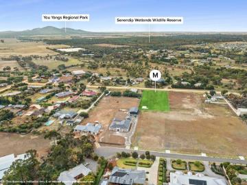 Large Lifestyle Block Surrounded By Luxury Homes