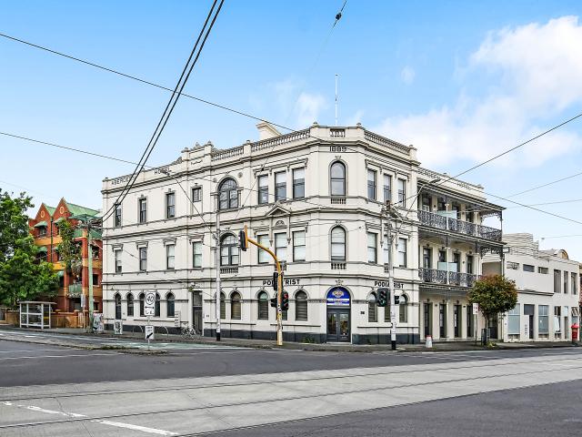Large light filled apartment in the heart of Fitzroy