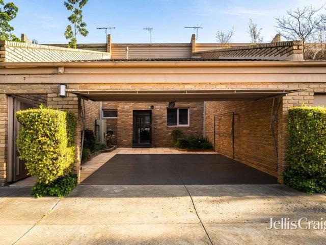 Large low maintenance living in a prestigious Kew pocket