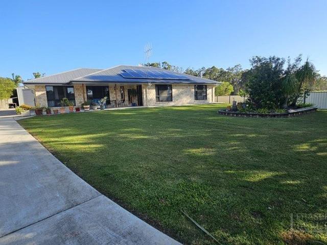 Large lowset brick home!