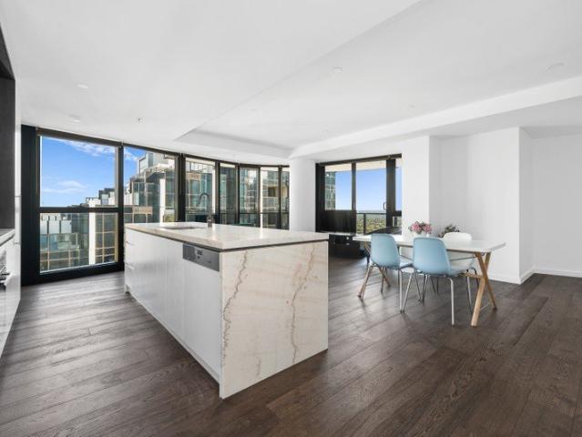 LARGE LUXURY APARTMENT
