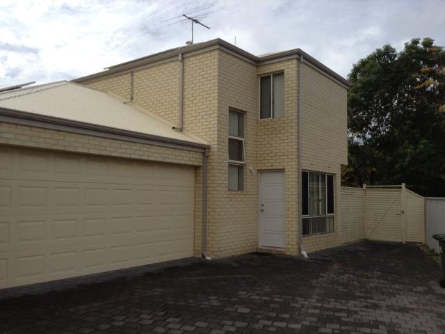 Large Master Room. In Beautiful Furnished House. FREE WIFI. WALK TO CURTIN UNI AND AMENITIES