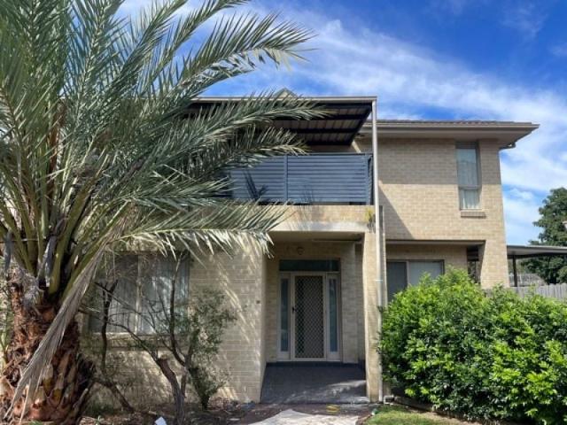 LARGE MODERN 3 BEDROOM TOWNHOUSE – DUCTED AIR CONDITIONING