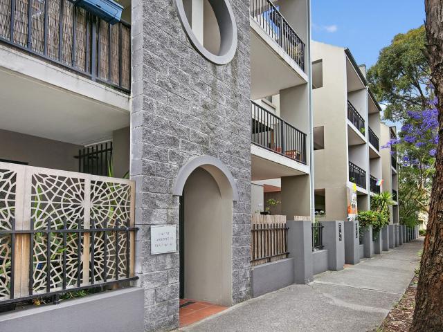 Large modern 2 bedroom security unit with parking
