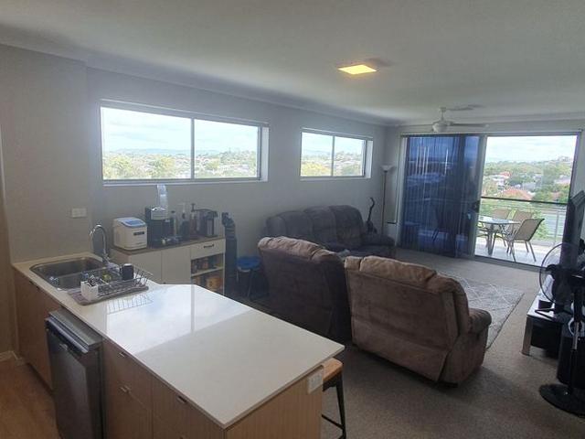 Large Modern 2br & 2 Baths Top level 6