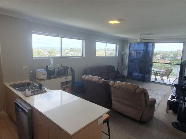 Large Modern 2br & 2 Baths Top level 6