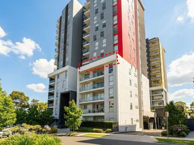 Large Modern Apartment in Great Location! Minutes Walk to Station