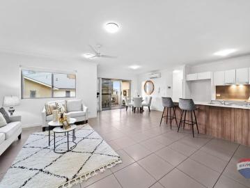 Large Modern Appartment at A SUPER HANDY LOCATION!
