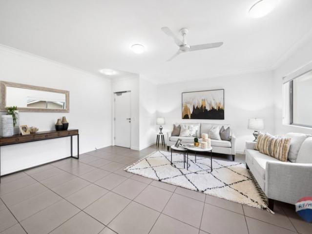Large Modern Appartment at A SUPER HANDY LOCATION!