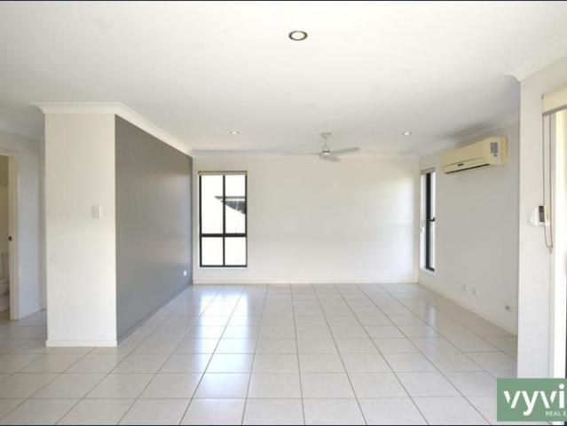 Large modern four bedroom four bathroom home in Glen Eden