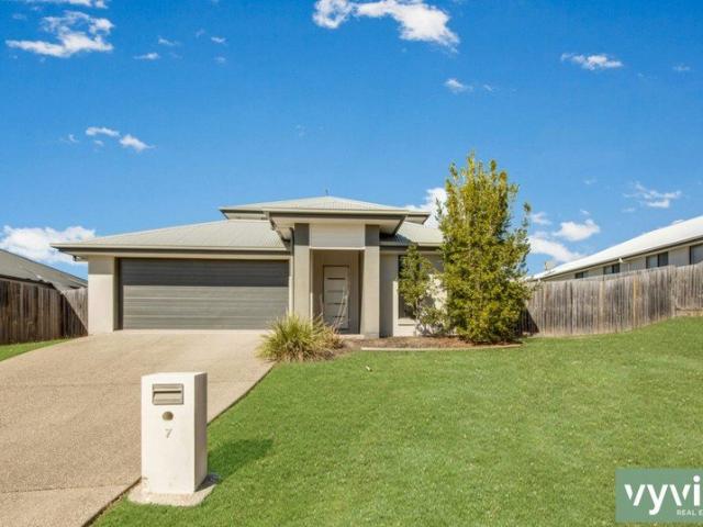 Large modern four bedroom four bathroom home in Glen Eden