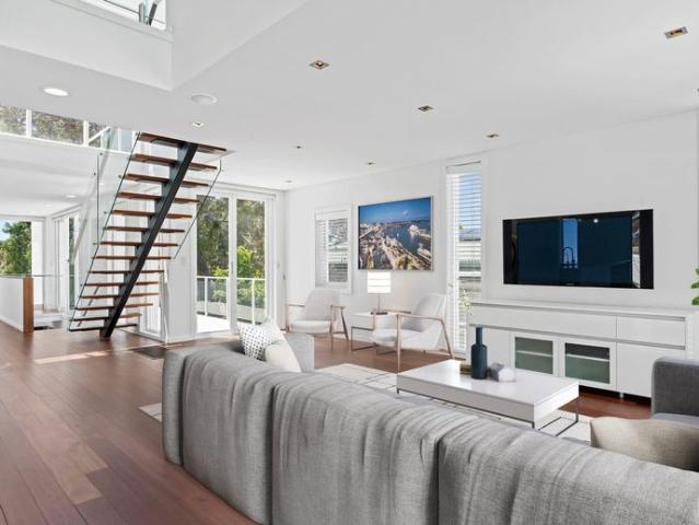 LARGE MODERN FAMILY HOME