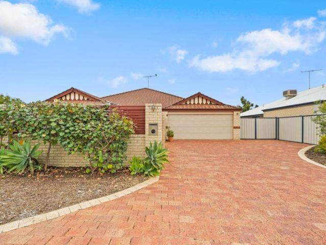 Large Modern Family Home In A Much Sought After Area Of Meadow Springs!