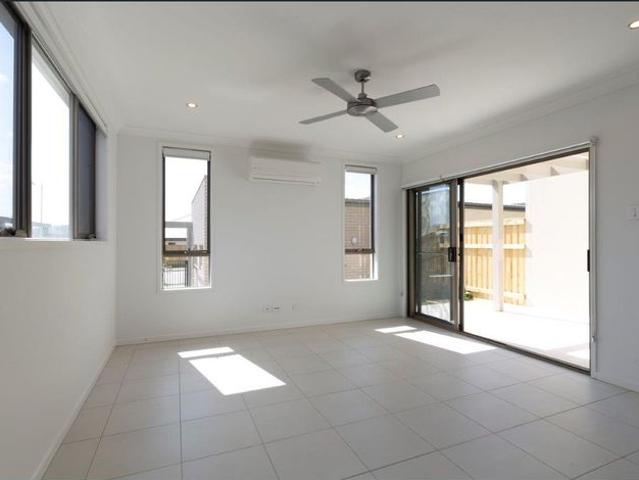 Large Modern Family Town House available in sought after Spring Mountain