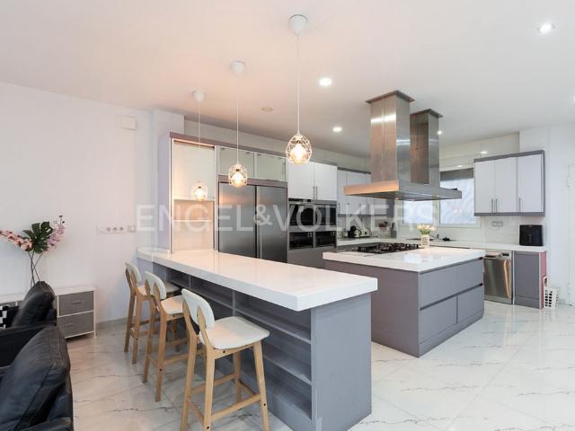 Large, modern house in Valencia City!