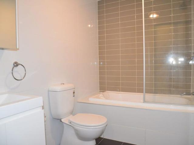 Large Modern one Bedroom Apartment Plus Study Room