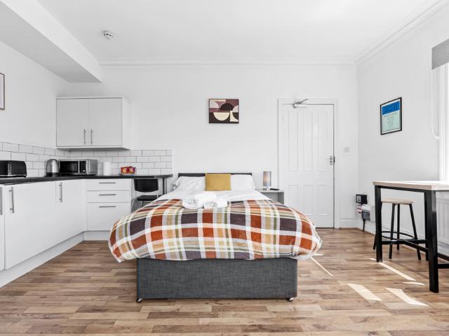 Large Modern Leeds Stay w/8 Private Ensuite Studio