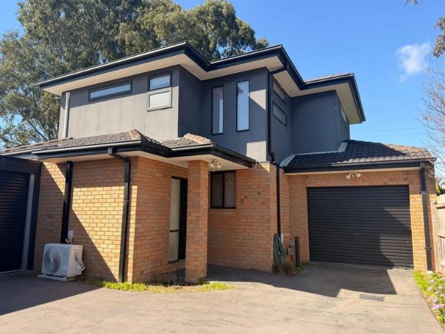 LARGE MODERN TOWNHOUSE IN CENTRAL HAMPTON PARK!