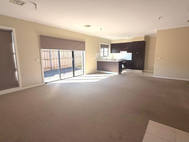 LARGE MODERN TOWNHOUSE IN CENTRAL HAMPTON PARK!