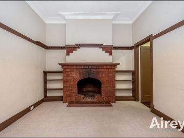 Large neat and tidy 1 x 1 Apartment BONUS ! Additional rear room/study