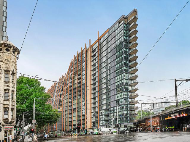 LARGE ONE BEDROOM APARTMENT