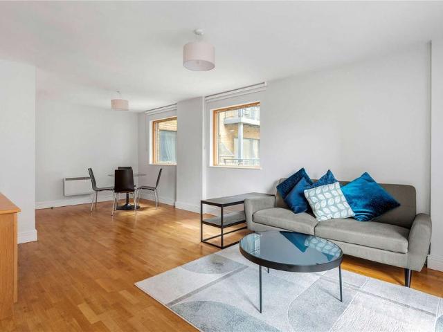 Large one bedroom apartment close to Barbican and St Paul's underground stations