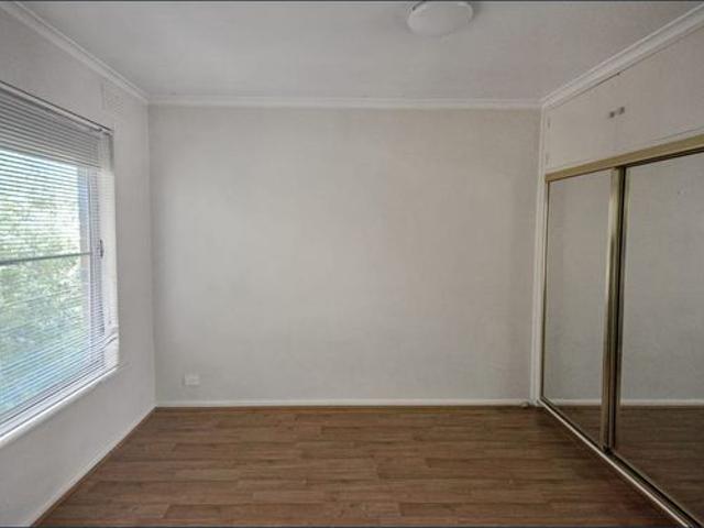 Large one bedroom apartment Close to the train station