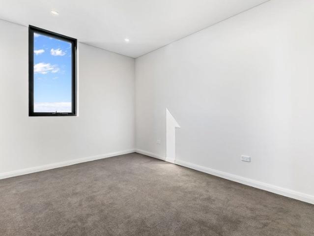 Large One Bedroom Apartment in Pinnacle Complex