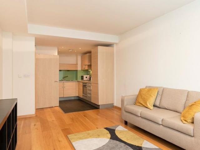 Large one bedroom apartment with canal views in a sought after development with on site concierge close to Angel