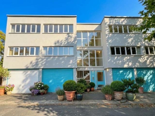 Large One bedroom flat in the heart of Mitcham