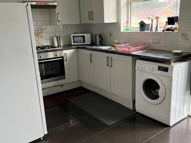 Large one bedroom garden flat to let at Sudbury hi