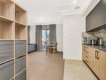 LARGE OPEN PLAN STUDIO IN ROCKLEA
