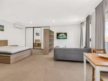 LARGE OPEN PLAN STUDIO IN ROCKLEA