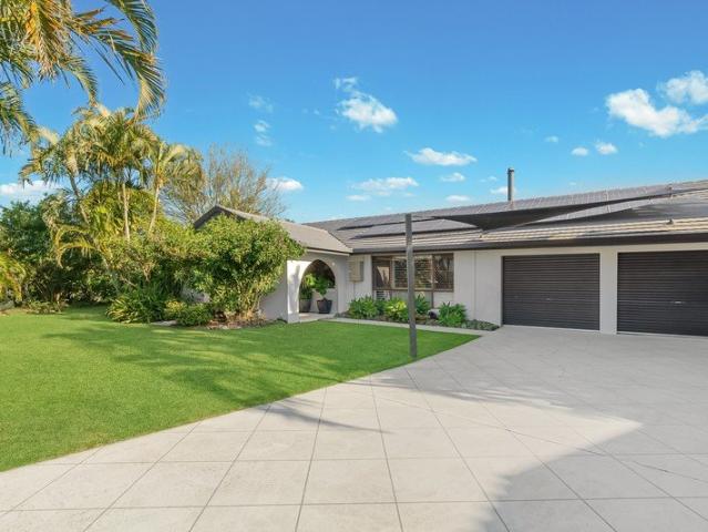 Large Palm Beach lifestyle entertainer cycling distance to the surf